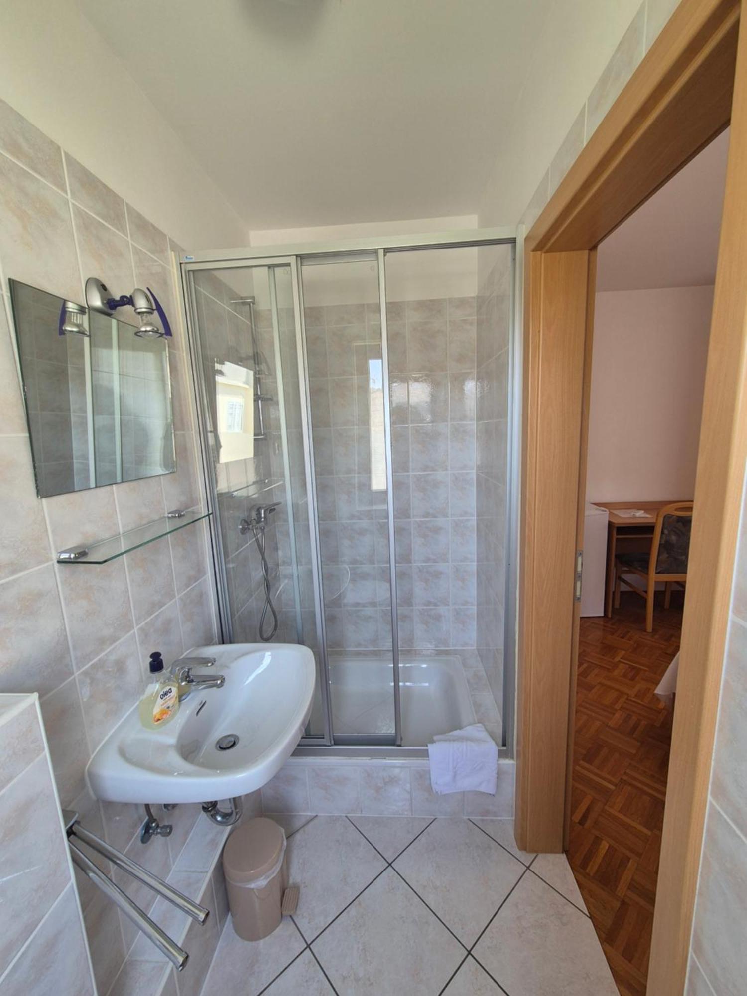 Apartments And Rooms Mamic Dugi Rat Exterior photo