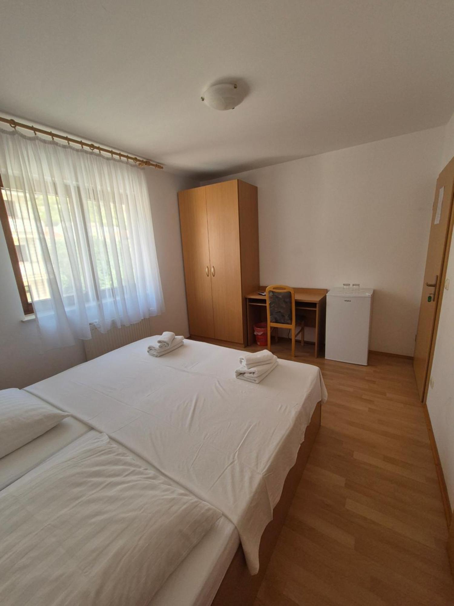Apartments And Rooms Mamic Dugi Rat Exterior photo