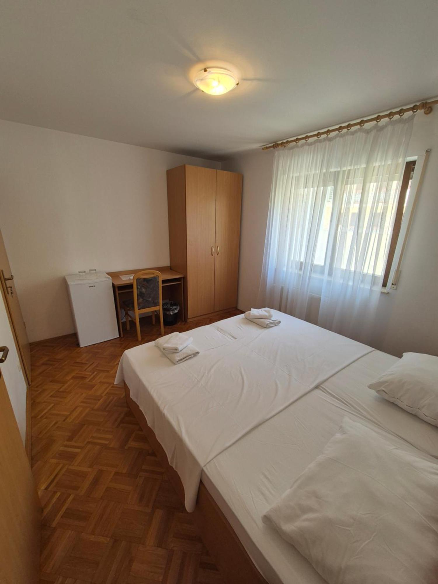 Apartments And Rooms Mamic Dugi Rat Exterior photo