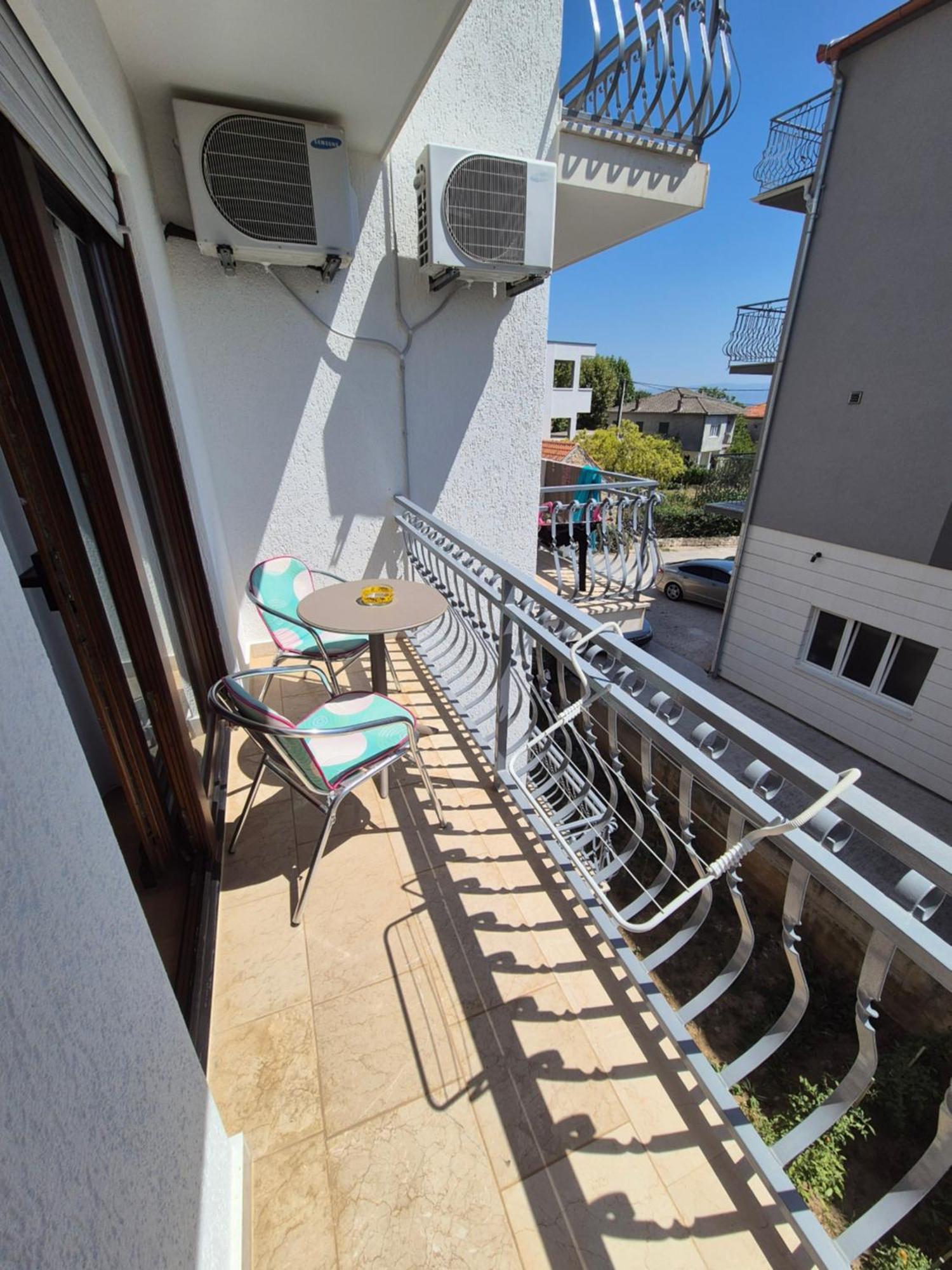 Apartments And Rooms Mamic Dugi Rat Exterior photo