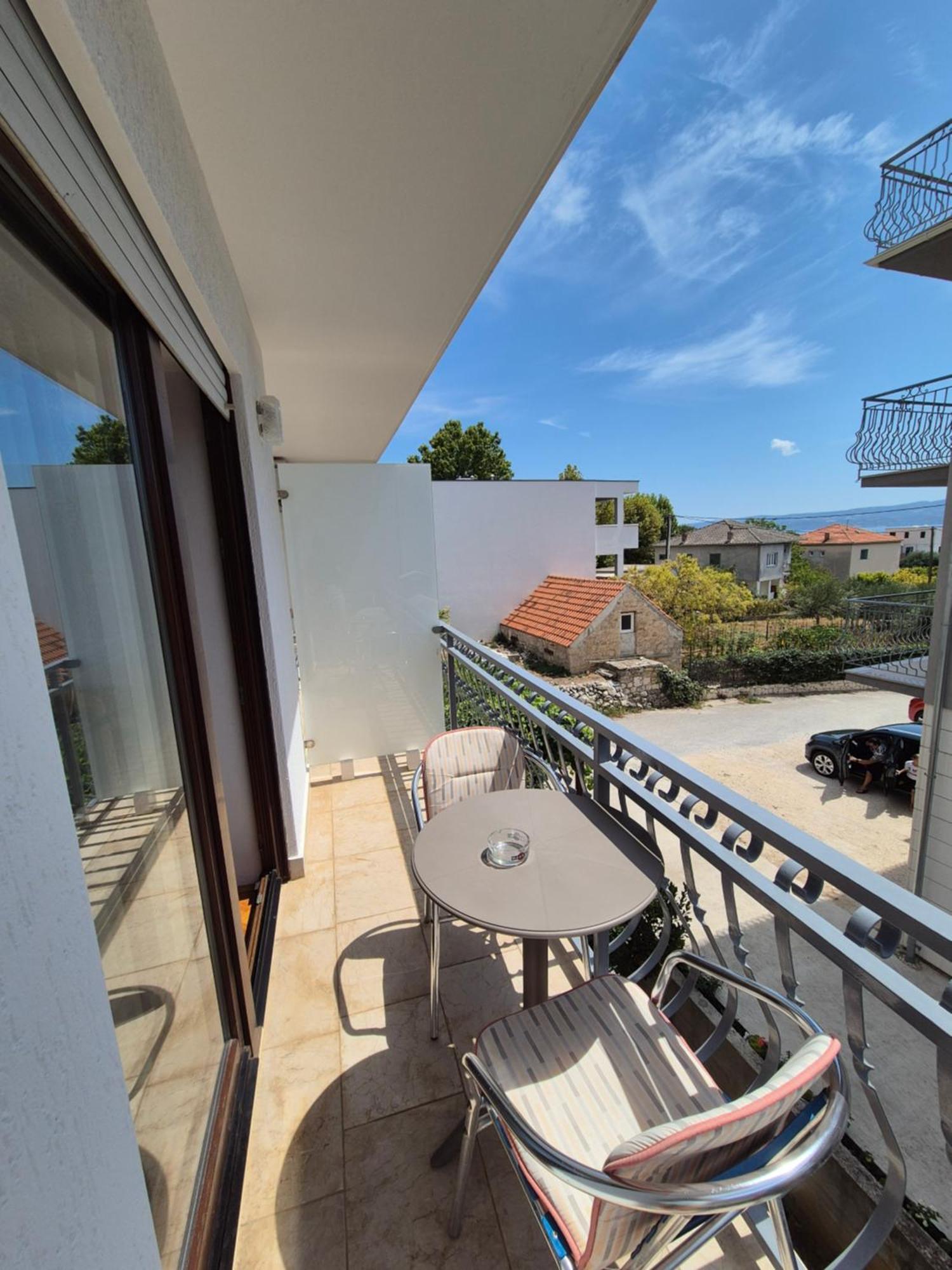 Apartments And Rooms Mamic Dugi Rat Exterior photo