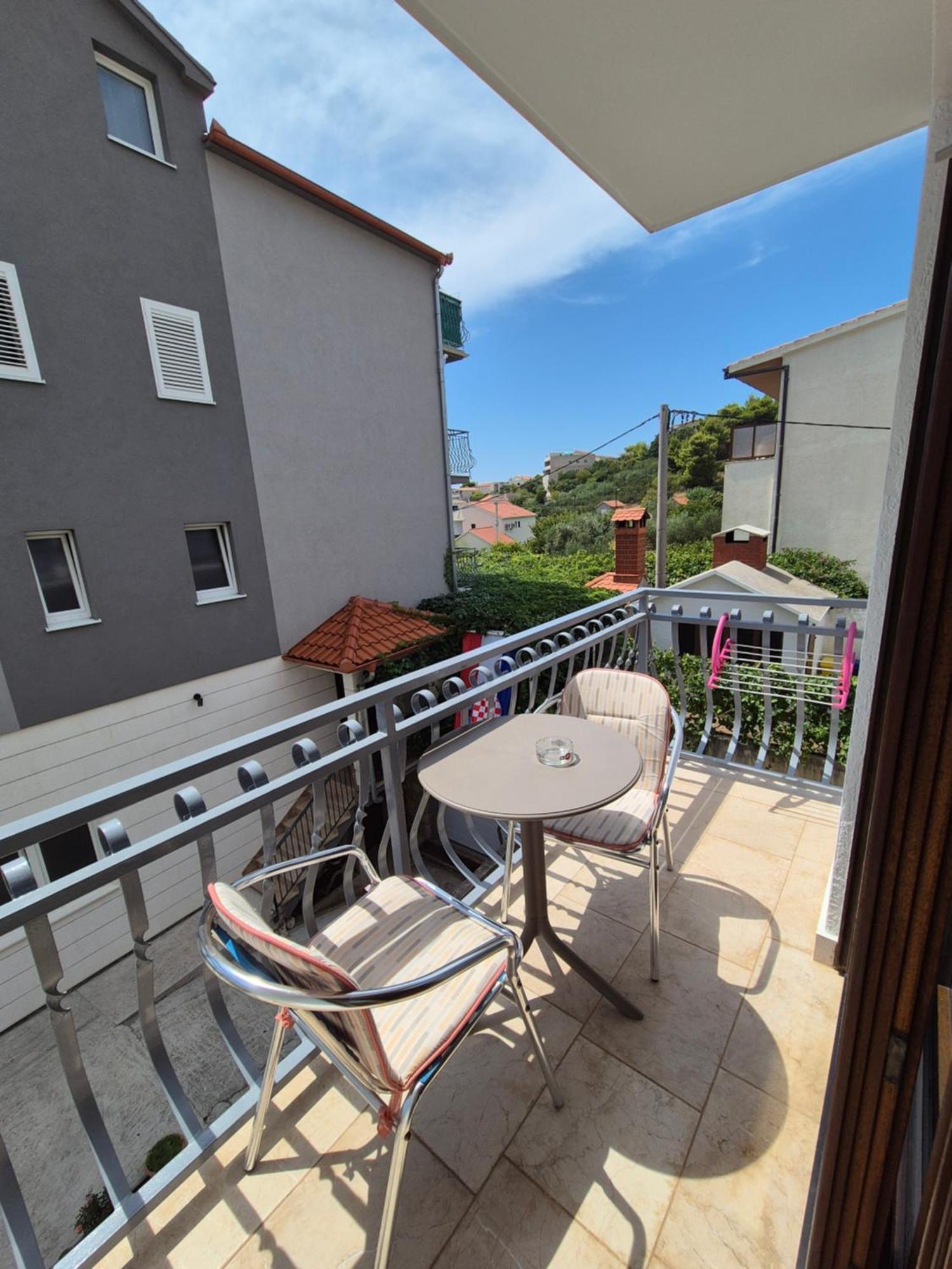 Apartments And Rooms Mamic Dugi Rat Exterior photo