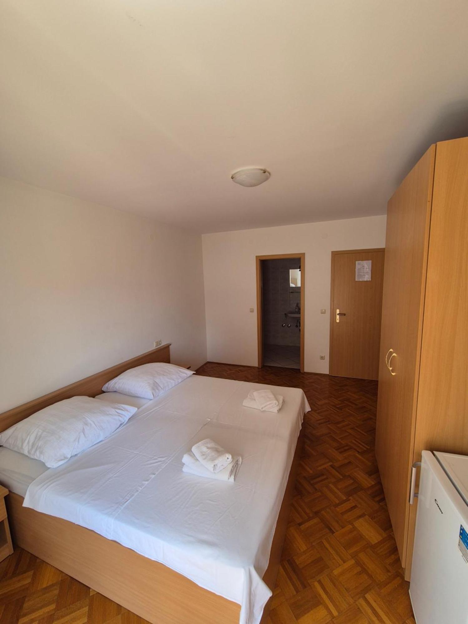 Apartments And Rooms Mamic Dugi Rat Exterior photo