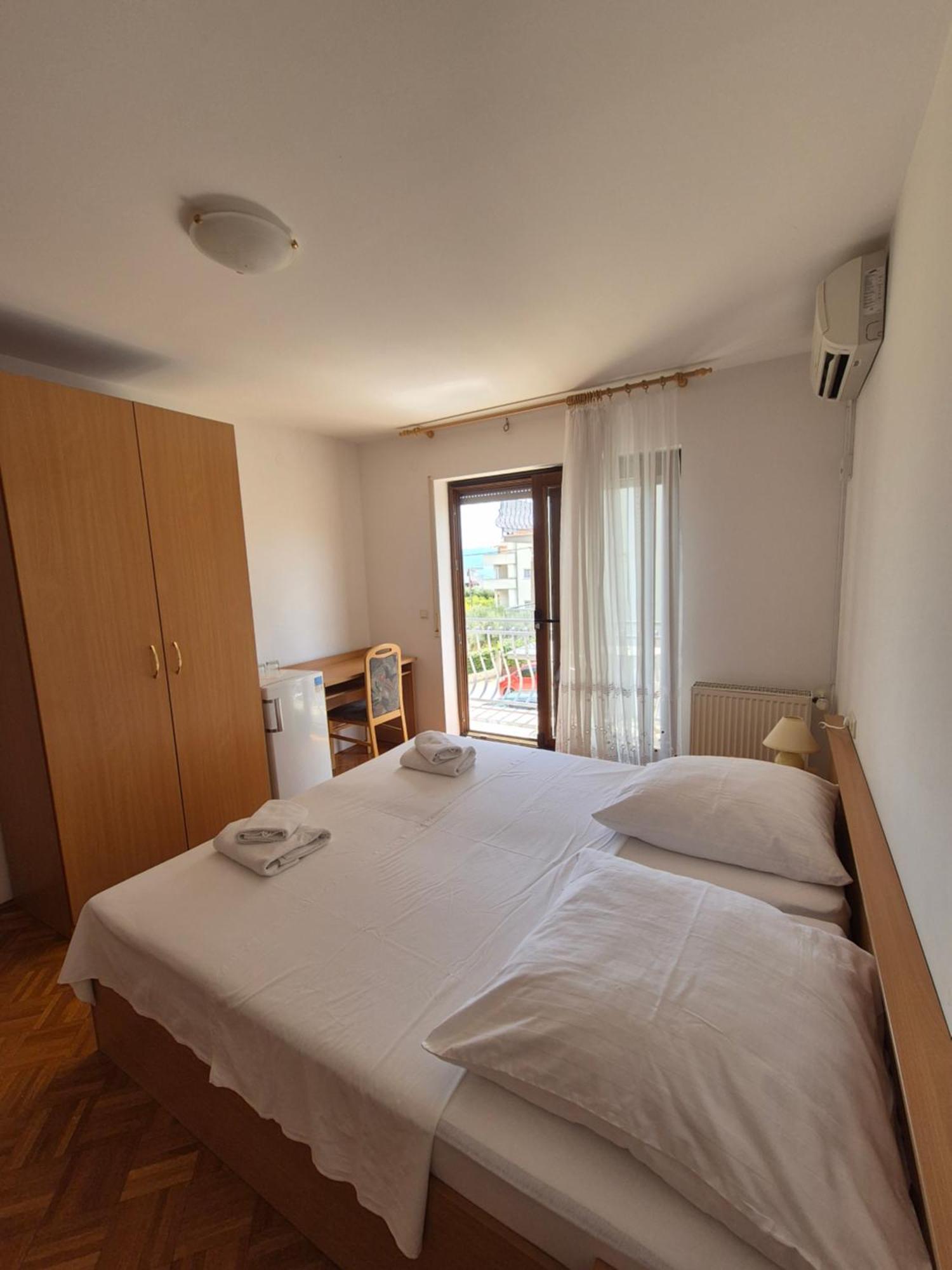 Apartments And Rooms Mamic Dugi Rat Exterior photo