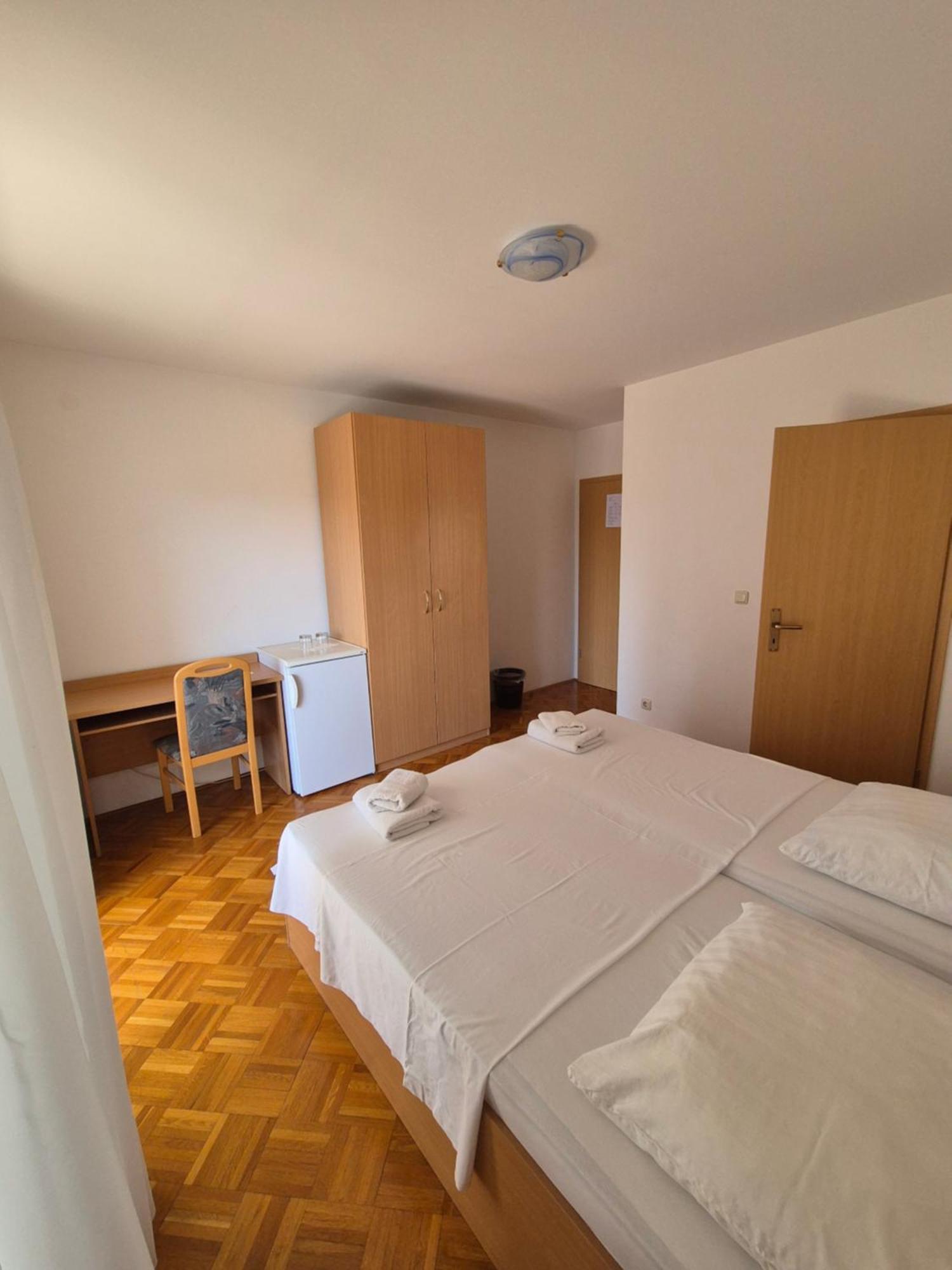 Apartments And Rooms Mamic Dugi Rat Exterior photo