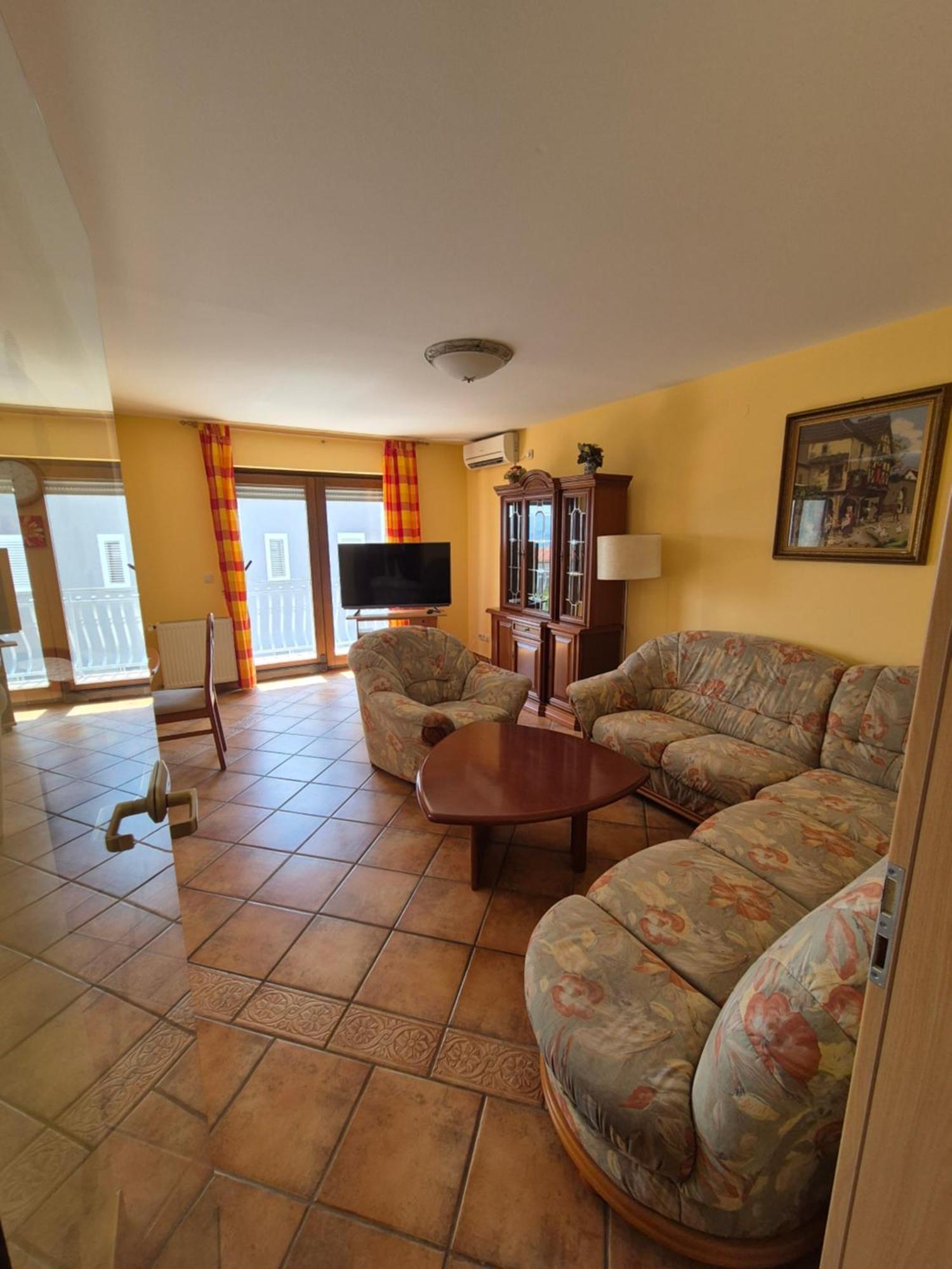 Apartments And Rooms Mamic Dugi Rat Exterior photo
