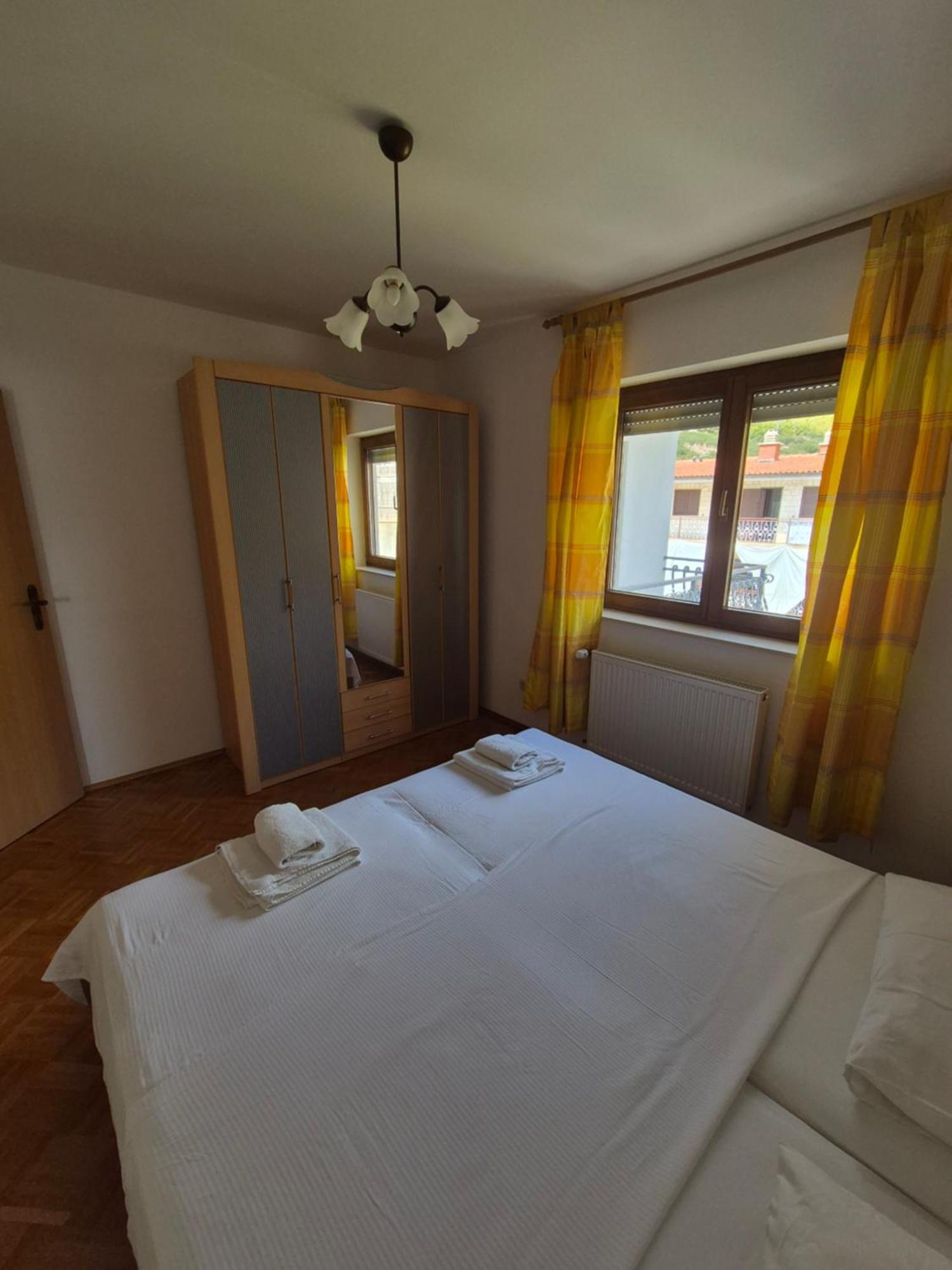 Apartments And Rooms Mamic Dugi Rat Exterior photo