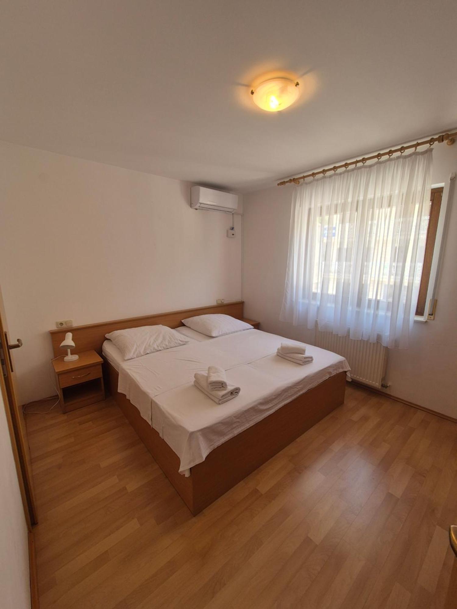 Apartments And Rooms Mamic Dugi Rat Exterior photo
